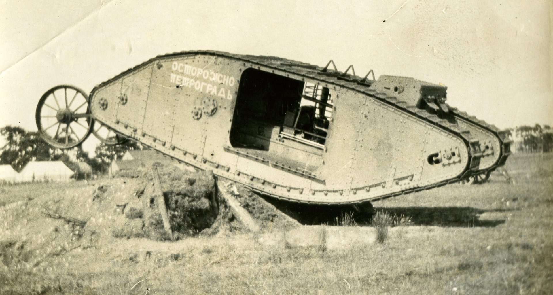 Mark I002 A mark I tank on the battlefield without sponsons