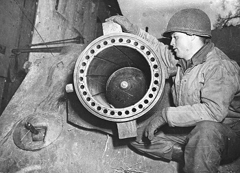 Sturmtiger 2 A black and white image showing a close-up of projectile in rocket launcher.