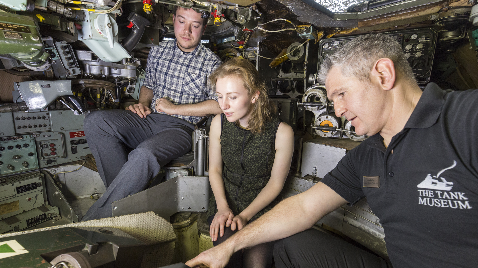 Cold War 1920x1080 3 people inside a tank