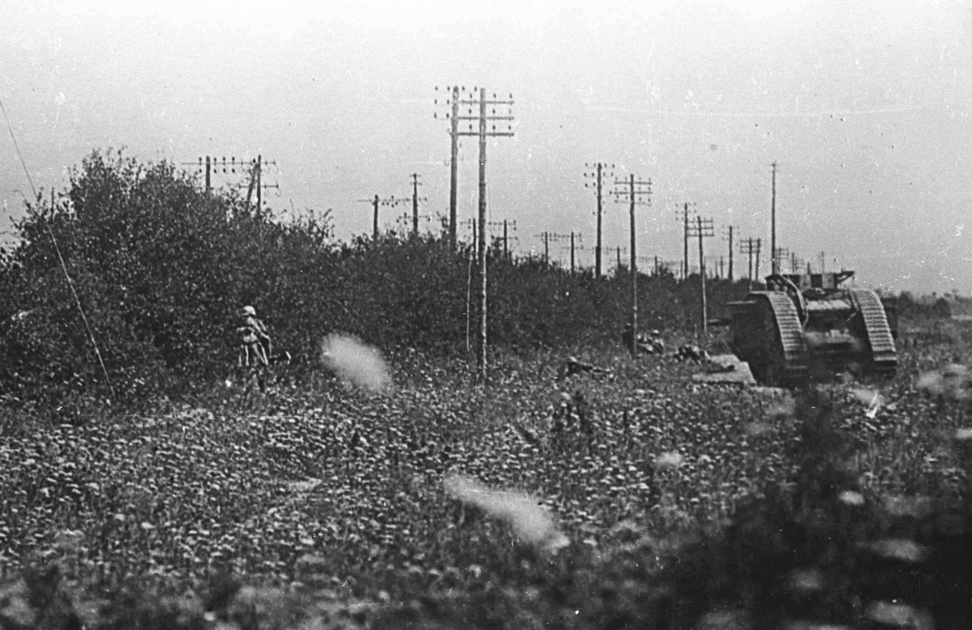 PE1963.36_Mark-V-male-&-infantry_Lihons_10.08