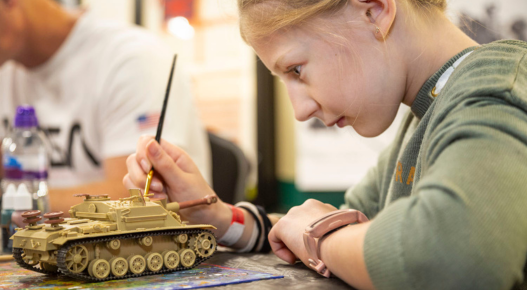 girl painting tank feature Girl painting model tank