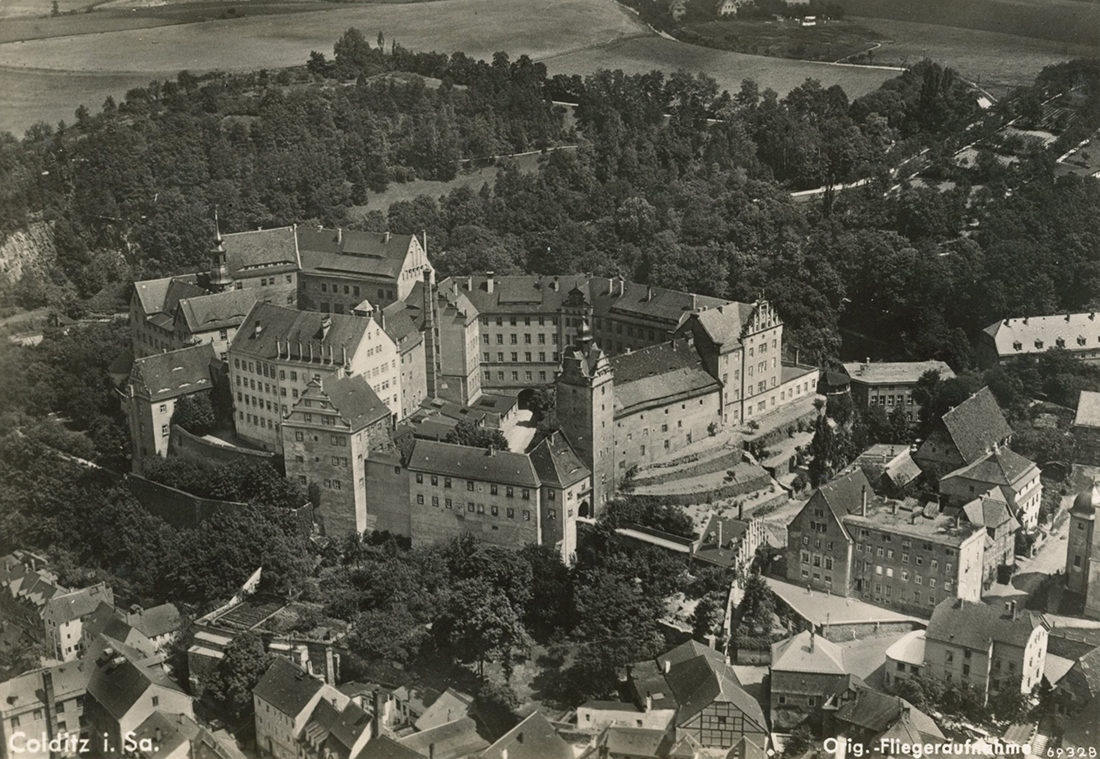 OflagIV-C Black and white photograph of a castle taken from above, surrounded by woods and buildings.