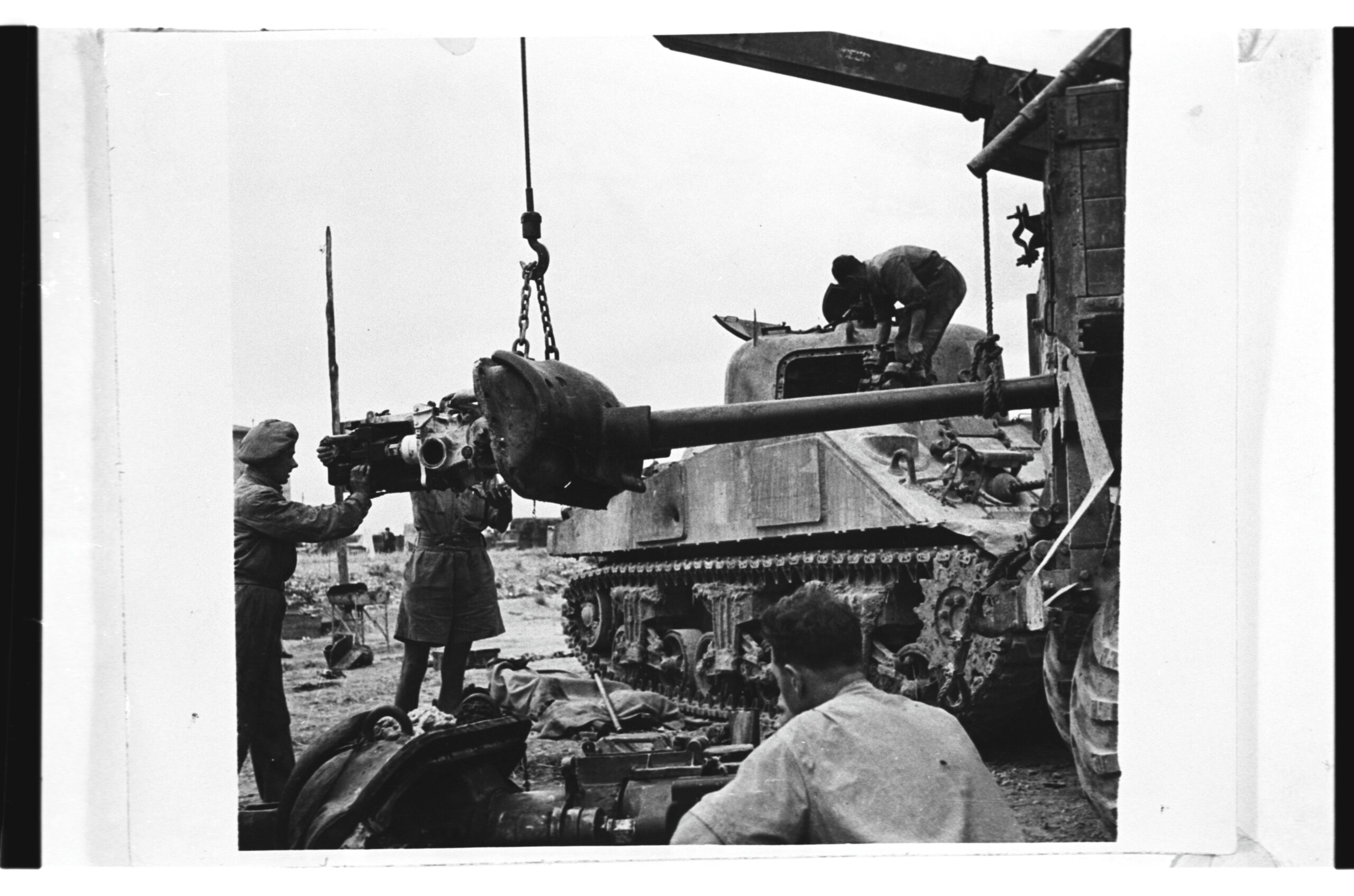 2719-B1 Black and white image of a 75mm M3 gun.